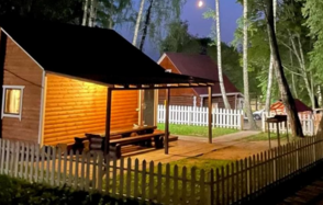 Одноэтажный домик на берегу водохранилища 