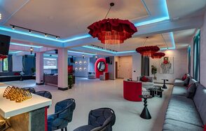 Светлый лофт с колоннами в центре города