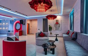 Светлый лофт с колоннами в центре города