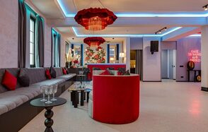 Светлый лофт с колоннами в центре города