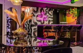 Дизайнерский лофт-зал с неоном