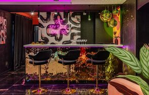 Дизайнерский лофт-зал с неоном