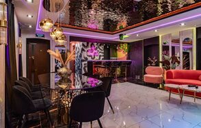 Дизайнерский лофт-зал с неоном