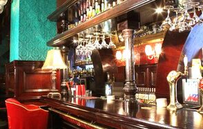 Douglas. Бар в центре в классическом стиле