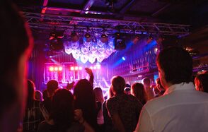 Douglas. Бар в центре в классическом стиле