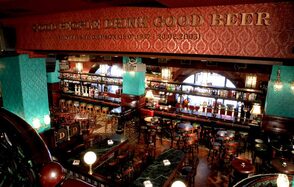 Douglas. Бар в центре в классическом стиле