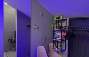 Белый лофт-зал с неоном