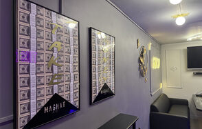 Белый лофт-зал с неоном