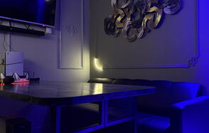 Белый лофт-зал с неоном