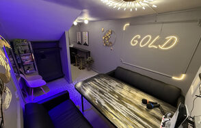 Белый лофт-зал с неоном