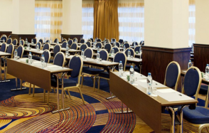 Зал с окнами в пол в отеле 