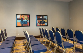 Просторная переговорная в отеле