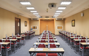 Светлый и просторный конференц-зал