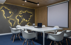 Современная переговорная комната в гостинице