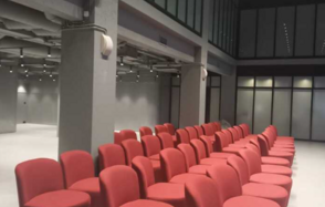 Просторный зал в отеле