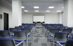 Конференц-зал с оборудованием