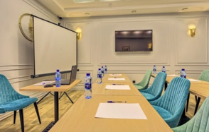 Светлый современный зал для деловых событий в отеле