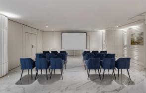 Конференц-зал со светлым интерьером