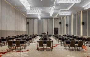 Soluxe Hotel Moscow Просторный зал с высокими потолками