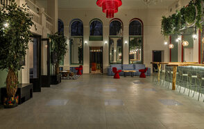 Просторный и светлый лофт с панорамным видом в парк