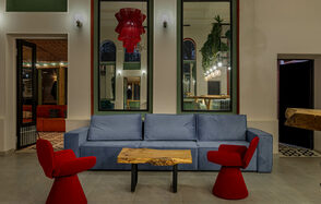 Просторный и светлый лофт с панорамным видом в парк