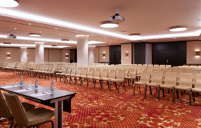 Просторный зал-трансформер