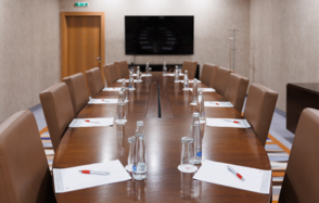 Переговорная с круглым столом