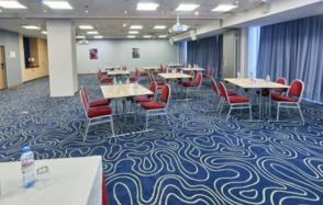 Зал для деловых мероприятий с ковролином и мягкими стульями