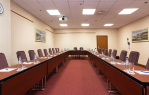 Зал для деловых и образовательных мероприятий в отеле