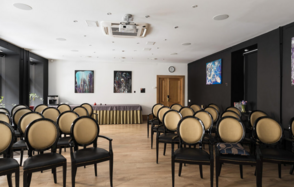 Многофункциональный зал в черно-белых тонах