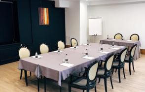 Многофункциональный зал в черно-белых тонах