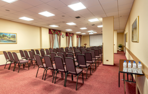 Просторный зал для деловых мероприятий