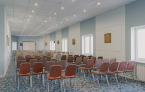 Просторный зал для деловых событий