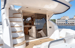 Моторная яхта для мероприятий