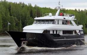 Моторная яхта для речных прогулок