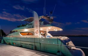 Большая белоснежная яхта для прогулок