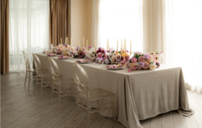 Банкетный зал в доме у реки