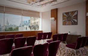 Зал с роскошным видом на Тверскую