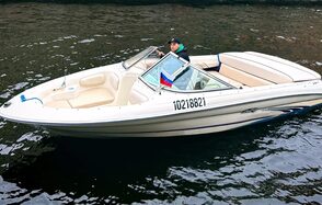 Светлый катер на 5 человек