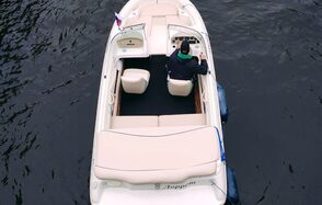 Светлый катер на 5 человек