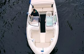 Светлый катер на 5 человек