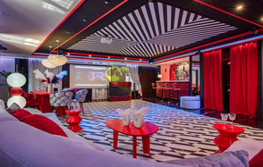 Дизайнерский лофт-зал с барной стойкой