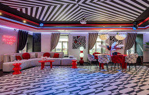 Дизайнерский лофт-зал с барной стойкой