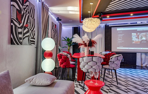 Дизайнерский лофт-зал с барной стойкой