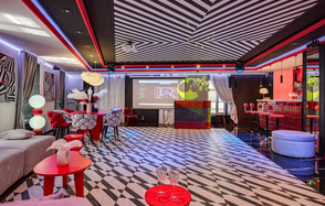 Дизайнерский лофт-зал с барной стойкой