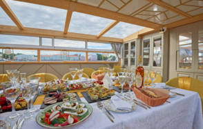 Теплоход с современным интерьером внутри