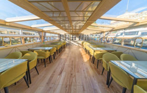 Теплоход с современным интерьером внутри