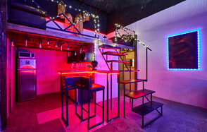 Двухуровневый лофт с неоном