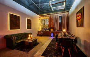 Двухуровневый лофт с неоном