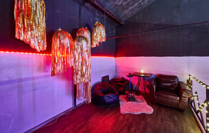 Двухуровневый лофт с неоном